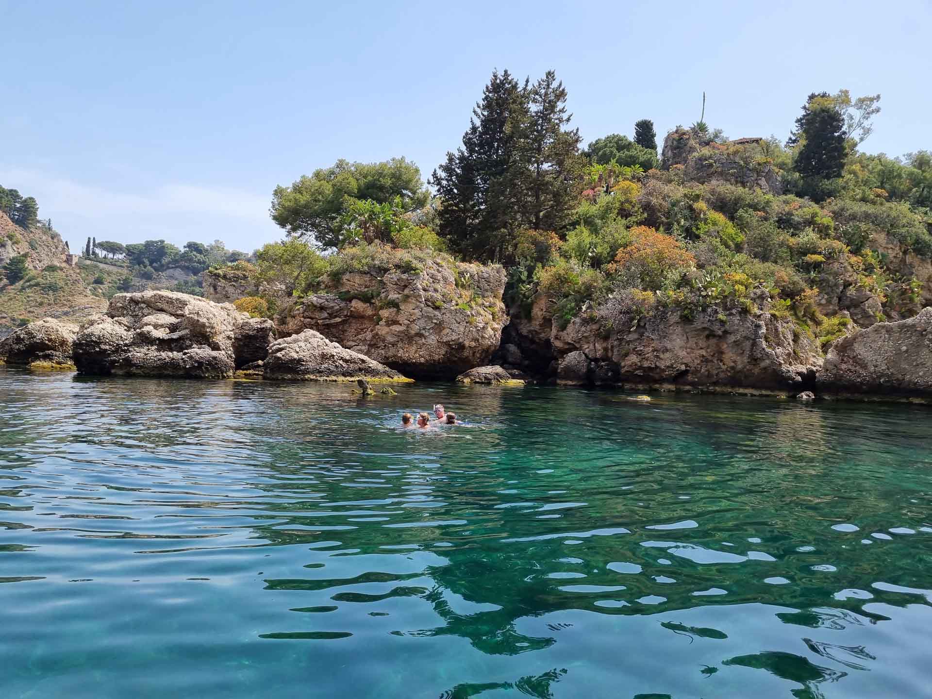 Tour in barca di gruppo a Taormina con aperitivo lungo la costa
