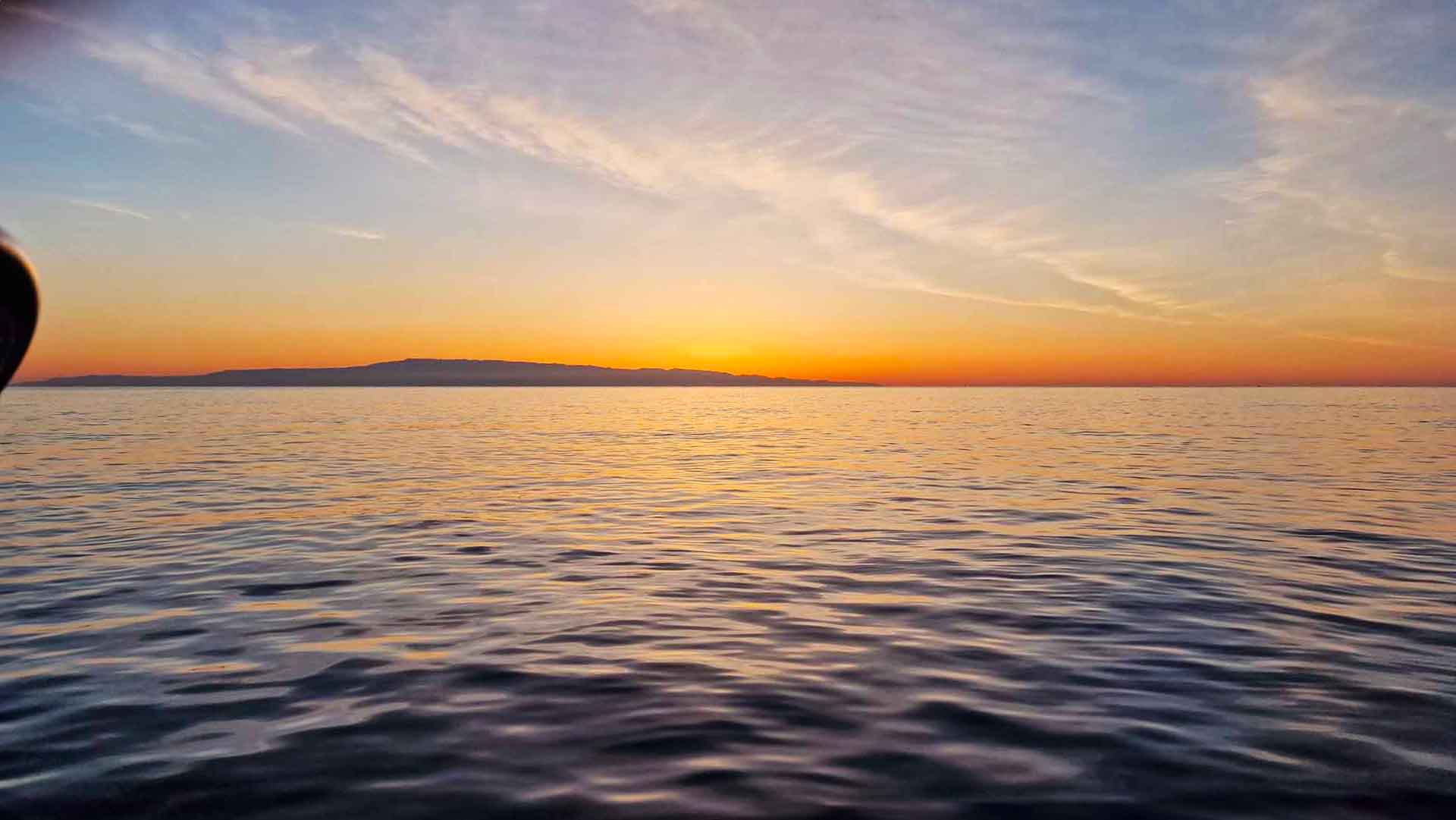 Ospiti che ammirano il tramonto durante il tour di gruppo a Taormina