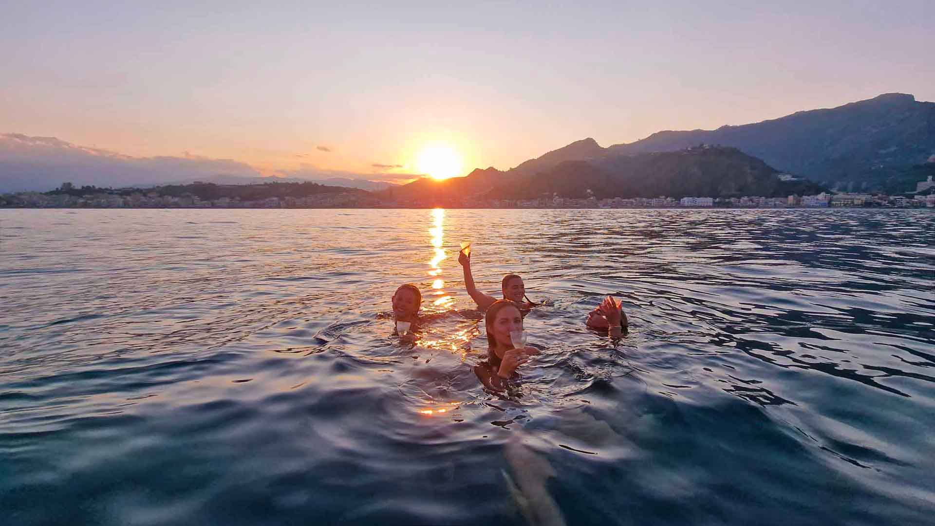 Barca in navigazione verso Giardini Naxos al tramonto