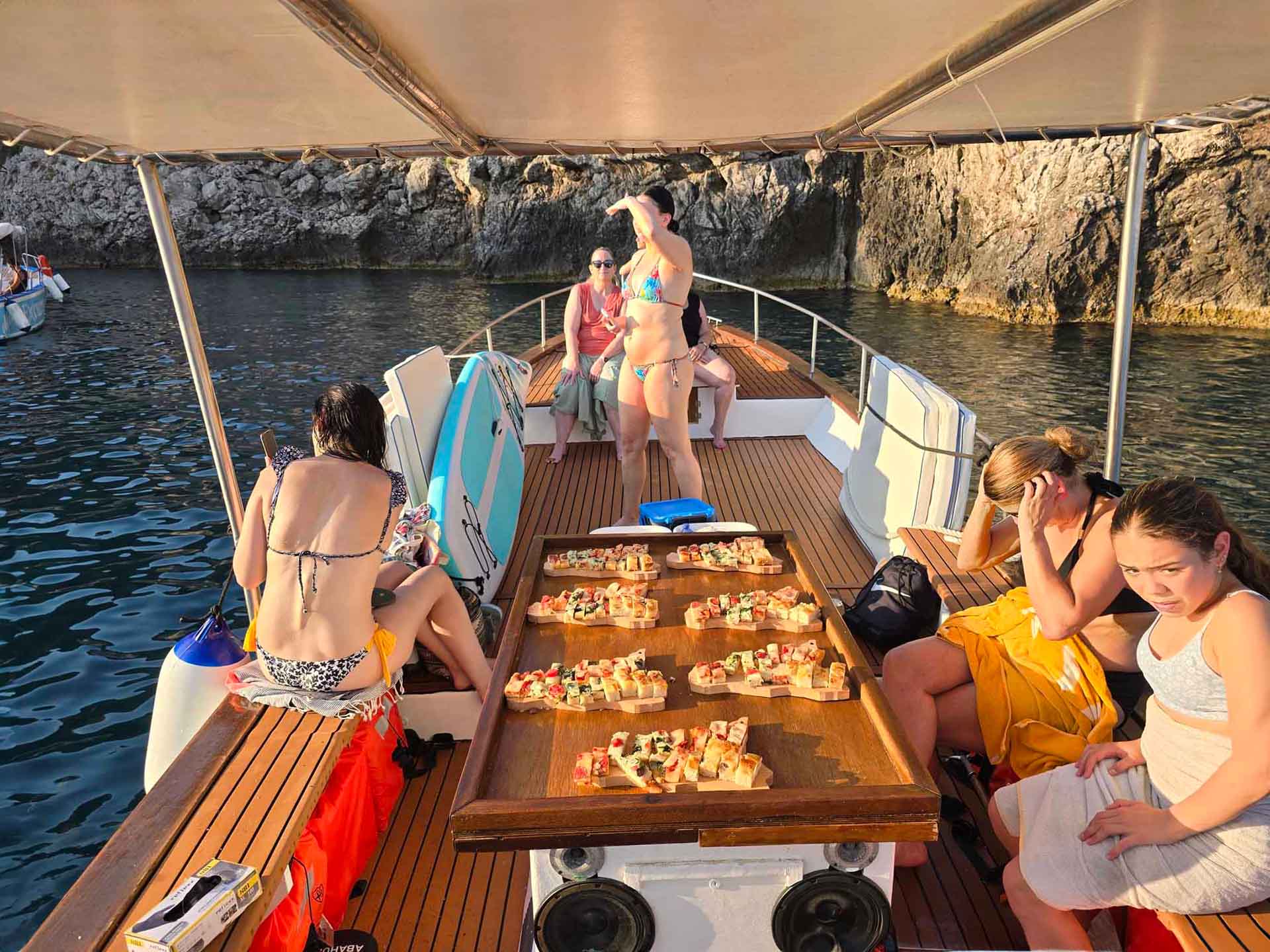 Acque cristalline durante una sosta bagno nel tour al tramonto