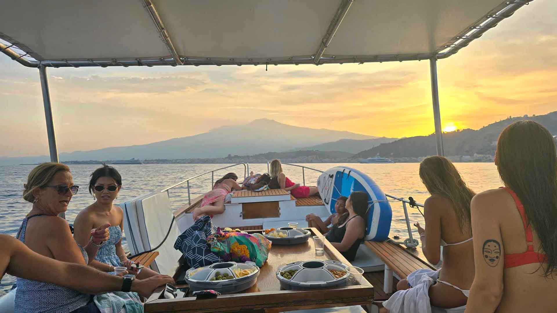 L'Etna all'orizzonte al tramonto vista dalla barca