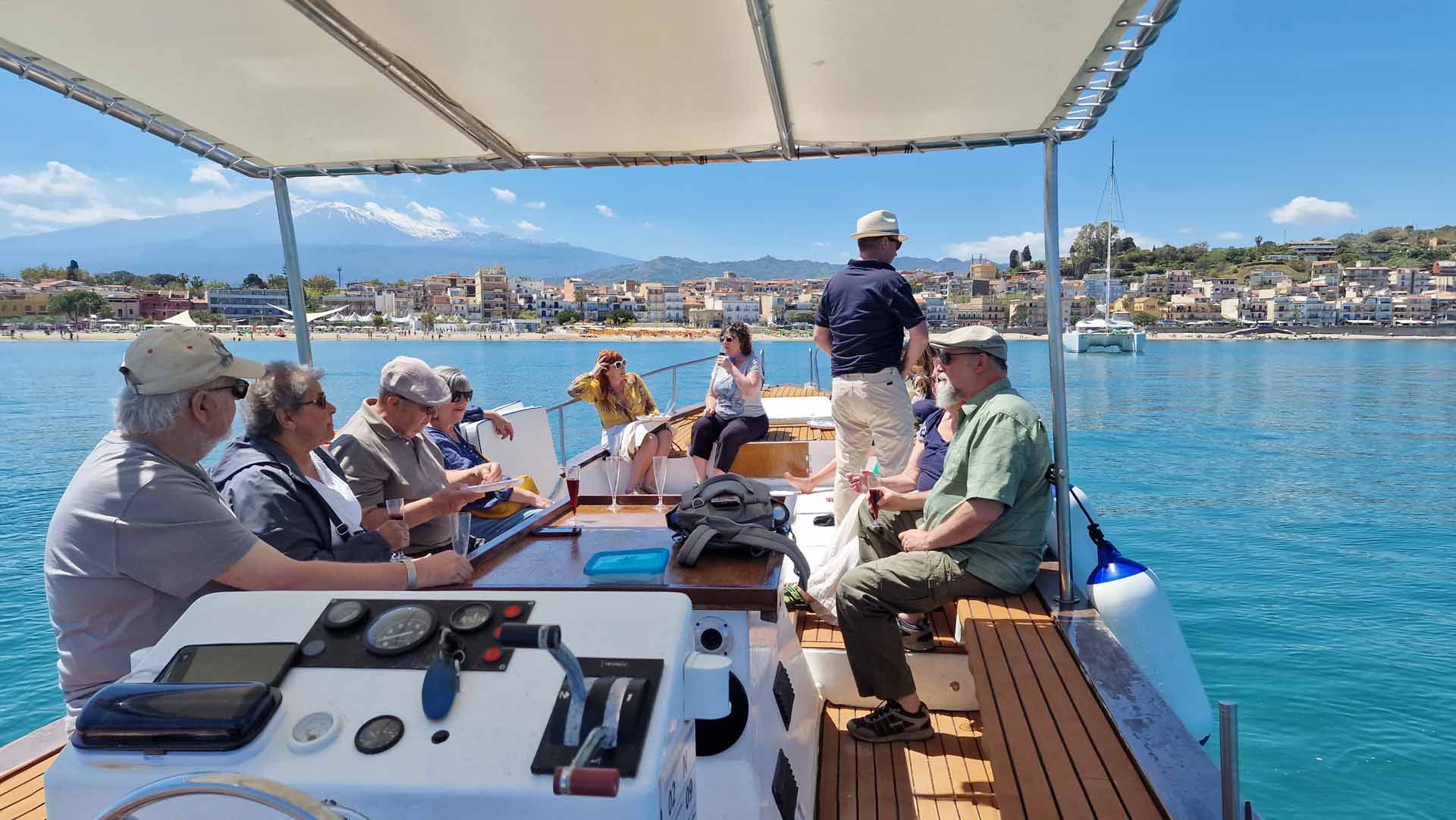 Gruppo in partenza per il tour in barca a Taormina dalla spiaggia di Spisone