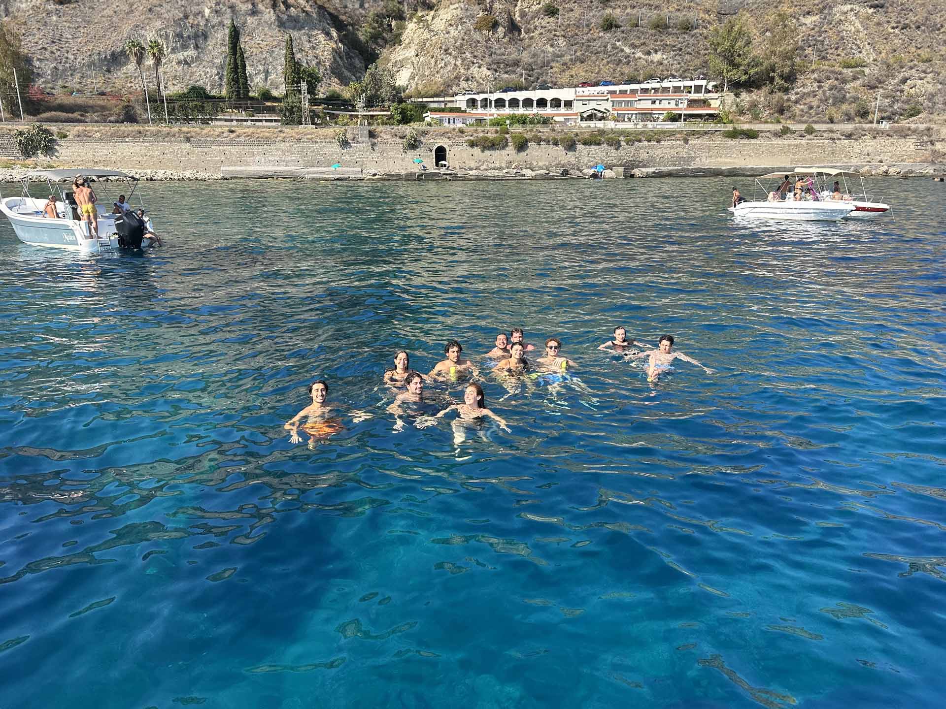 Ospiti che si rilassano durante il tour in barca di gruppo a Taormina