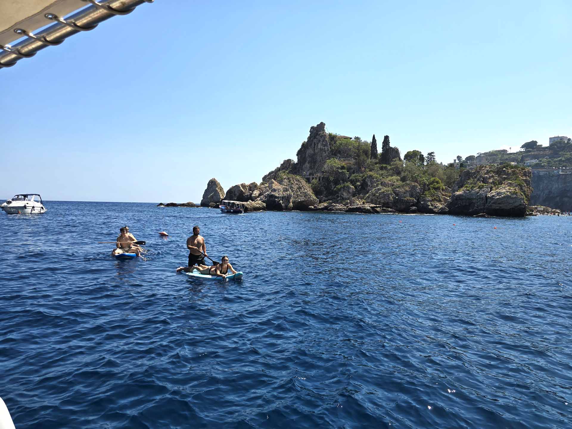 Tour in barca di gruppo con aperitivo nelle baie di Taormina