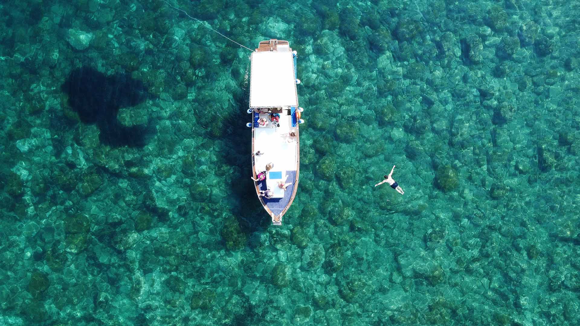 Barca che costeggia Isola Bella vicino a Taormina