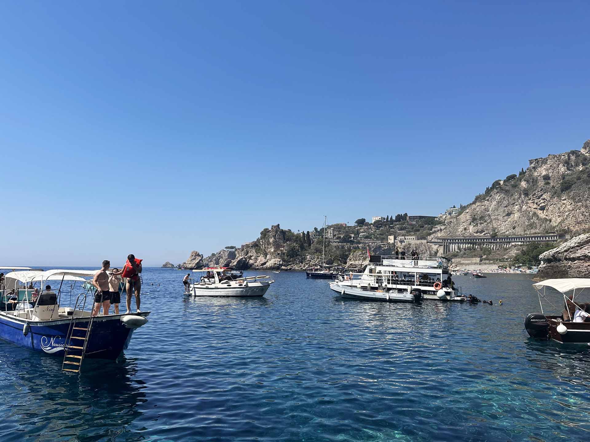 Bagnanti durante una sosta bagno nel tour a Taormina