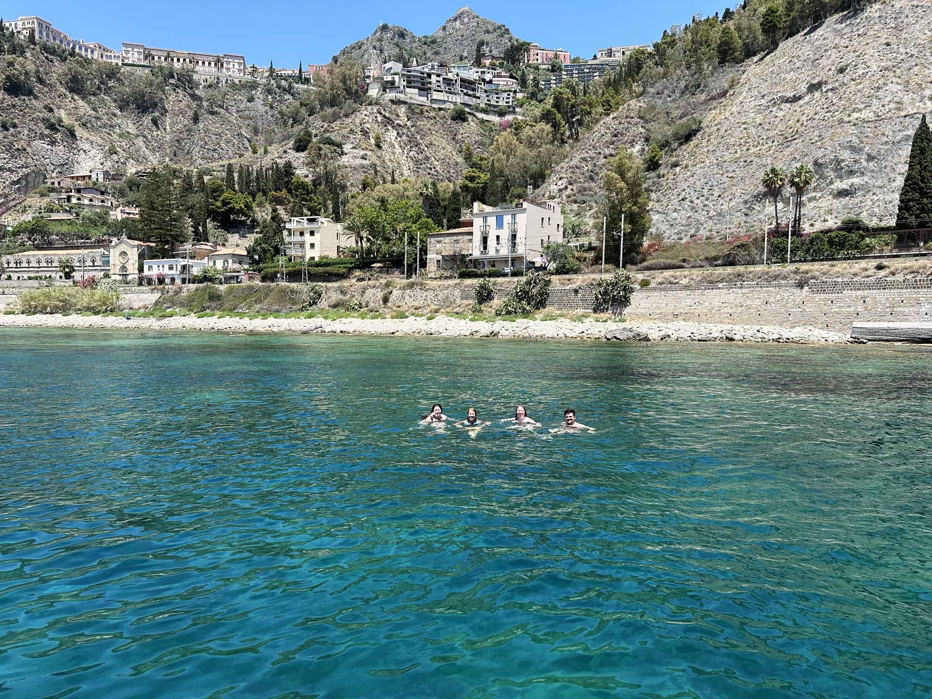 L'Etna all'orizzonte durante il tour in barca a Taormina
