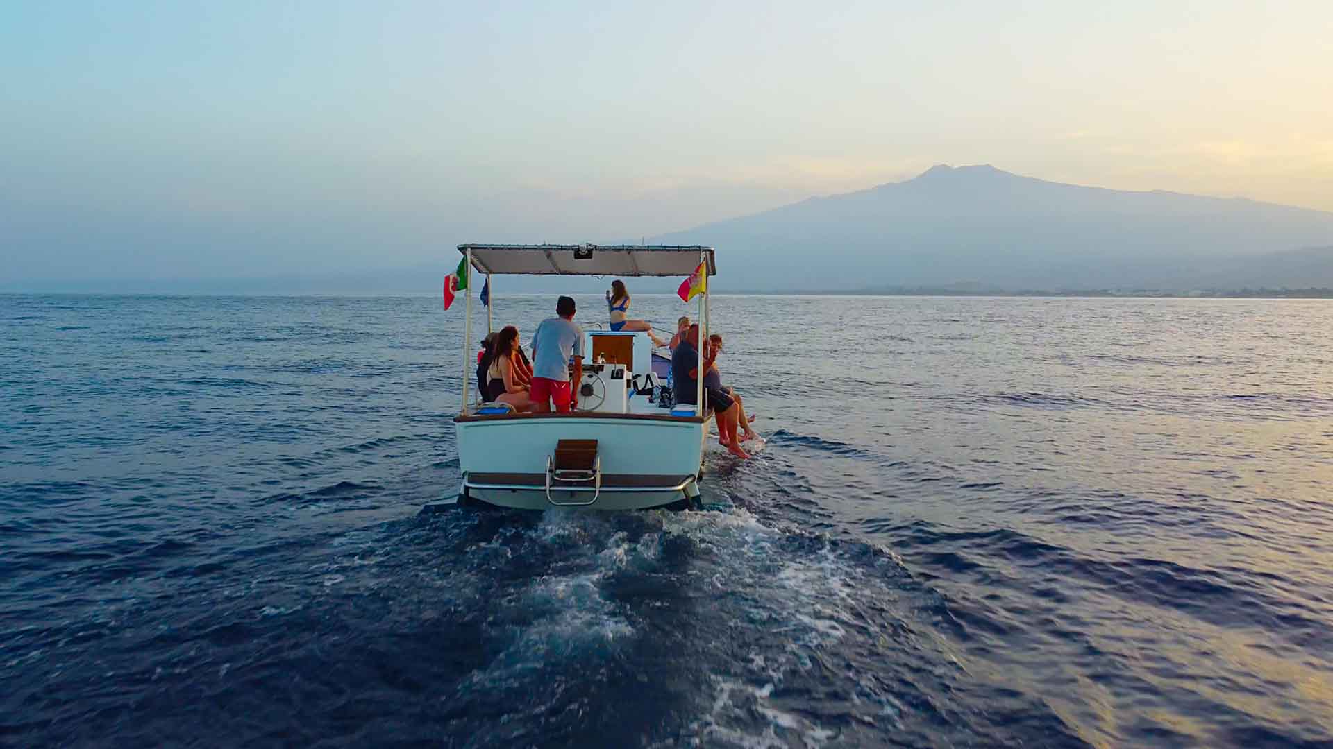 Sir Francis Drake al tramonto lungo la costa di Taormina